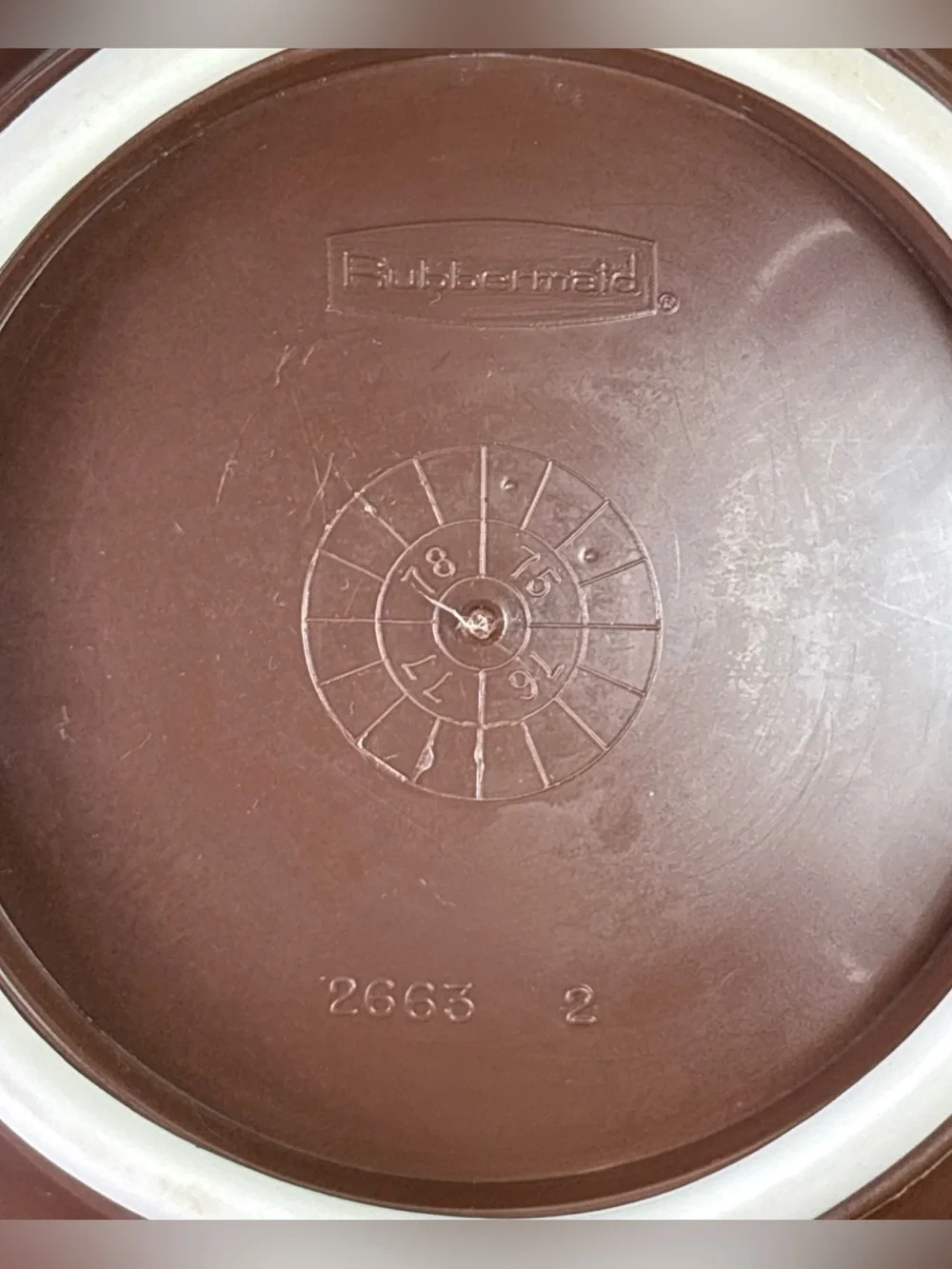 Rubbermaid Brown Mixing Bowl with Handle